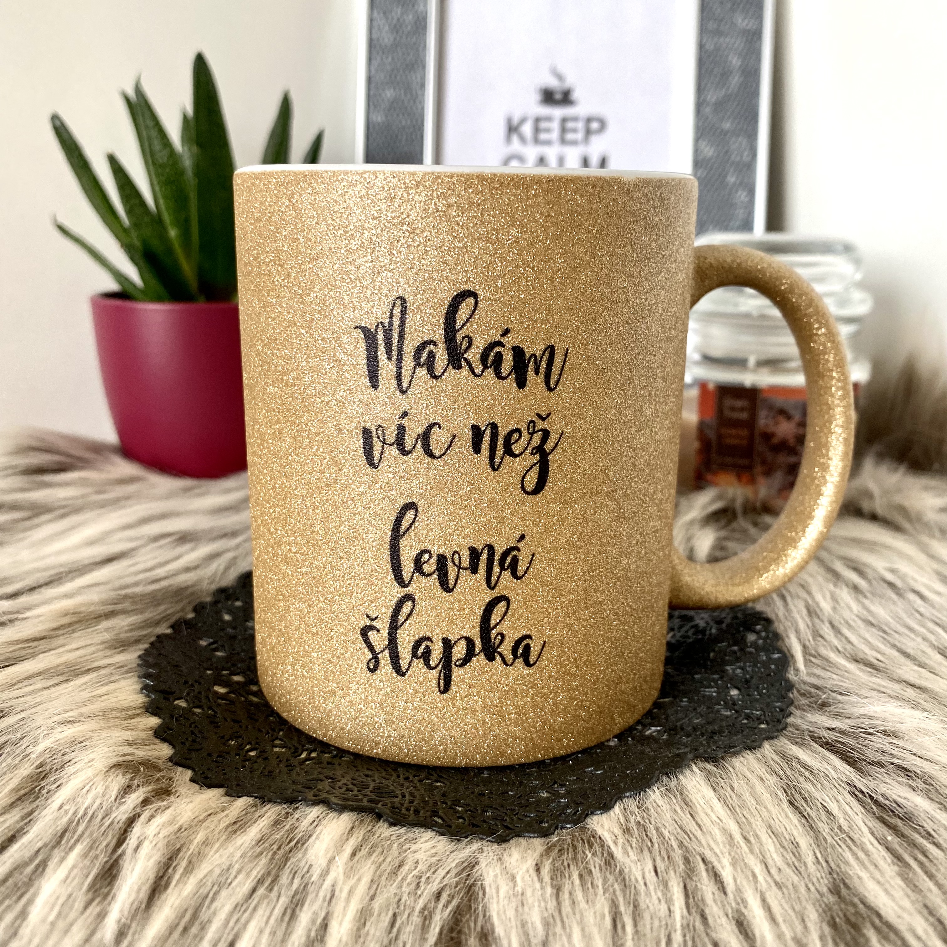 Hrnek Makám víc než levná šlapka - modré paprsky