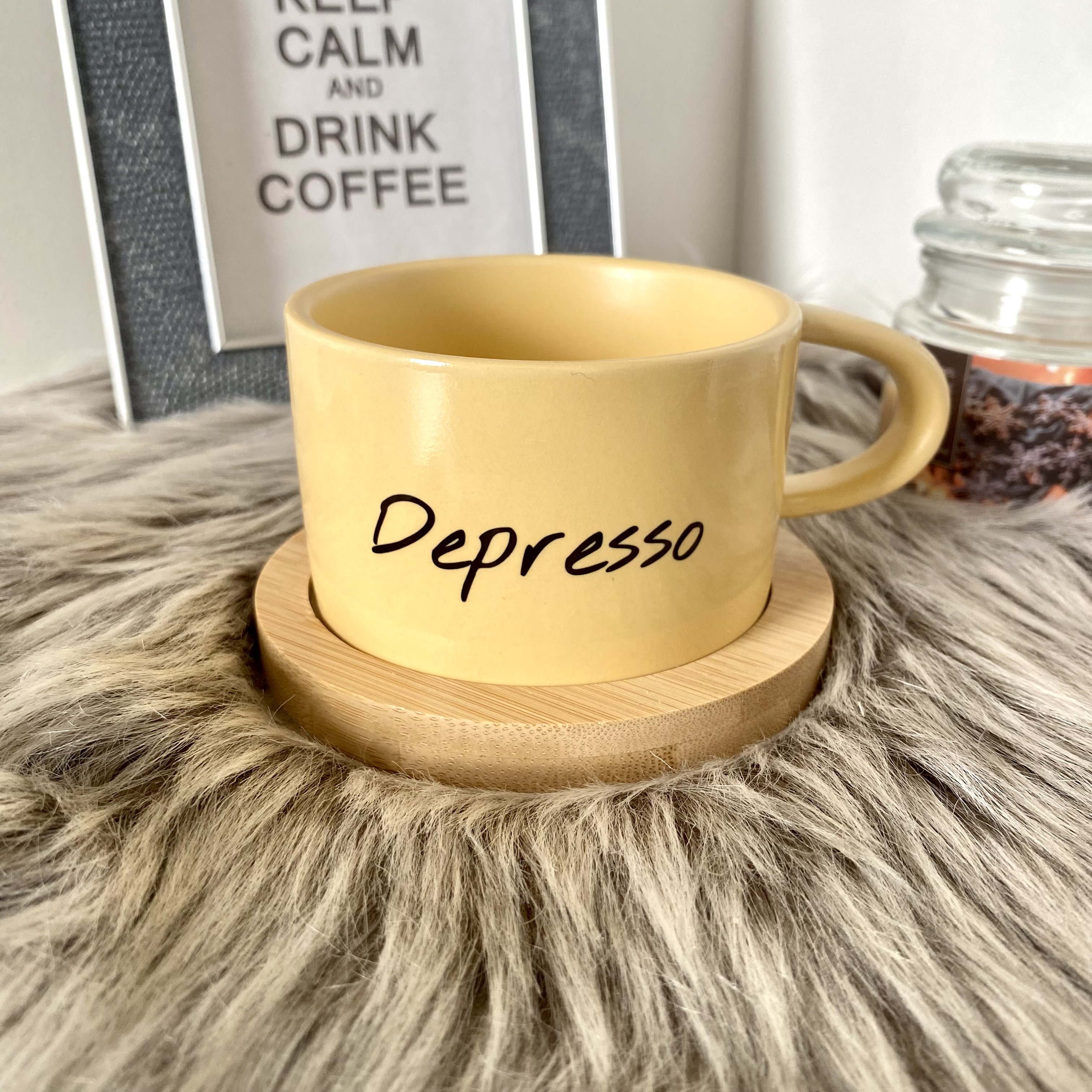 Hrnek makronka Depresso - žlutá