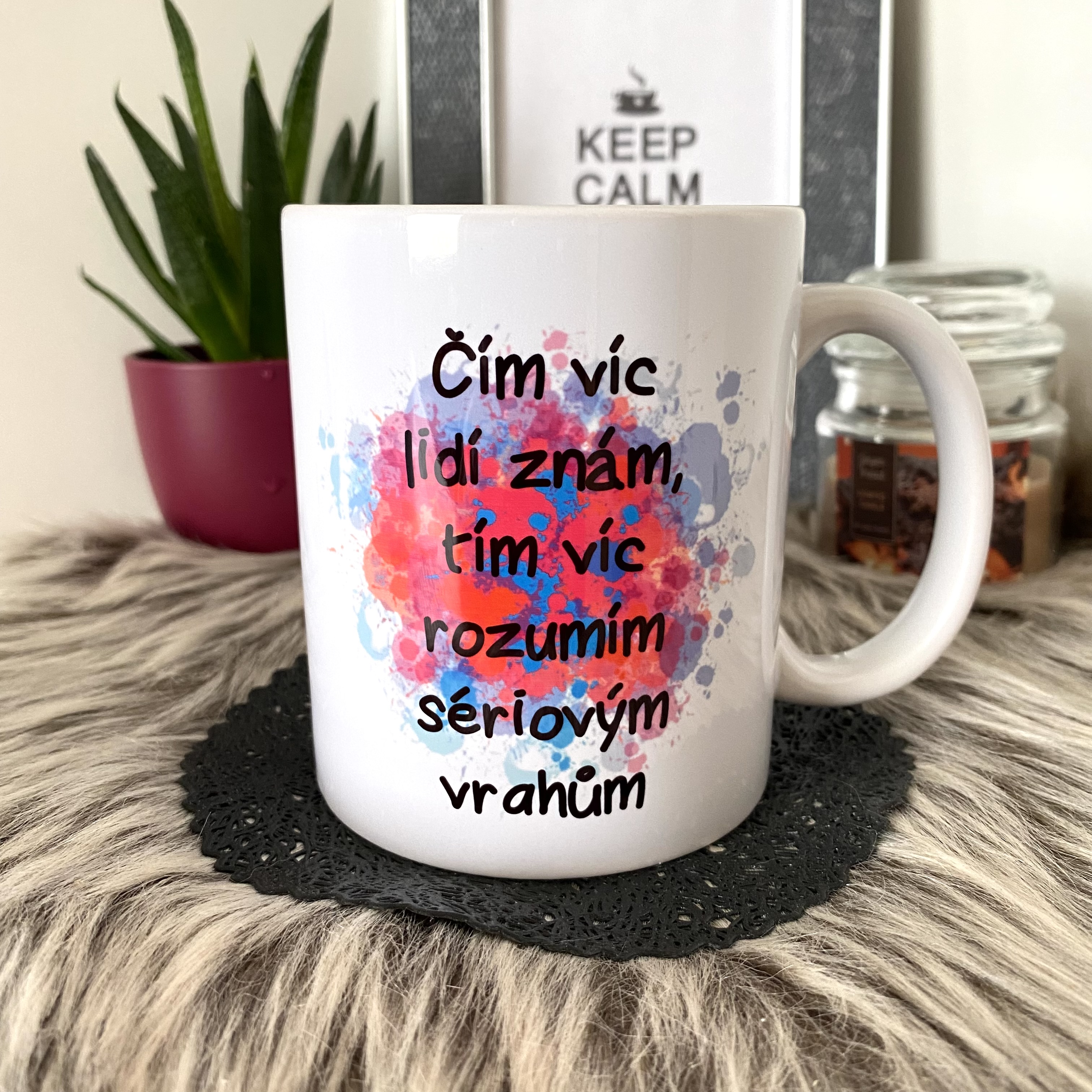 Hrnek Čím víc lidí znám, tím víc rozumím sériovým vrahům