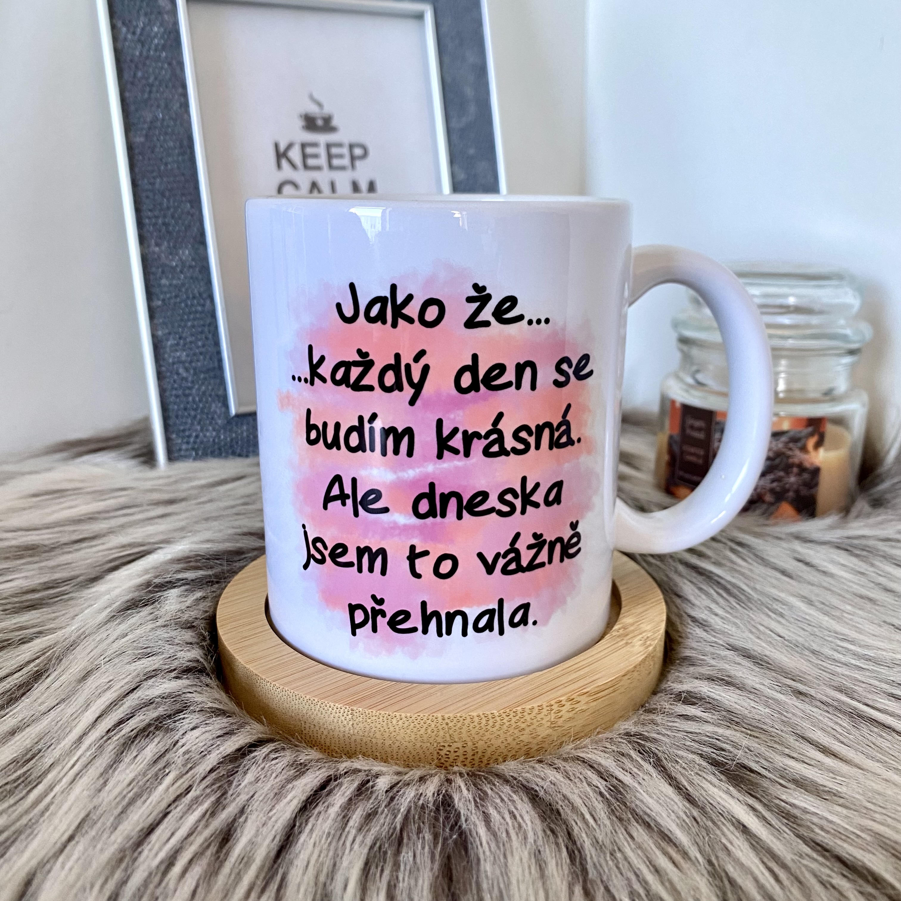 Hrnek Jako že...každý den se budím krásná.Ale dnes jsem to vážně přehnala.