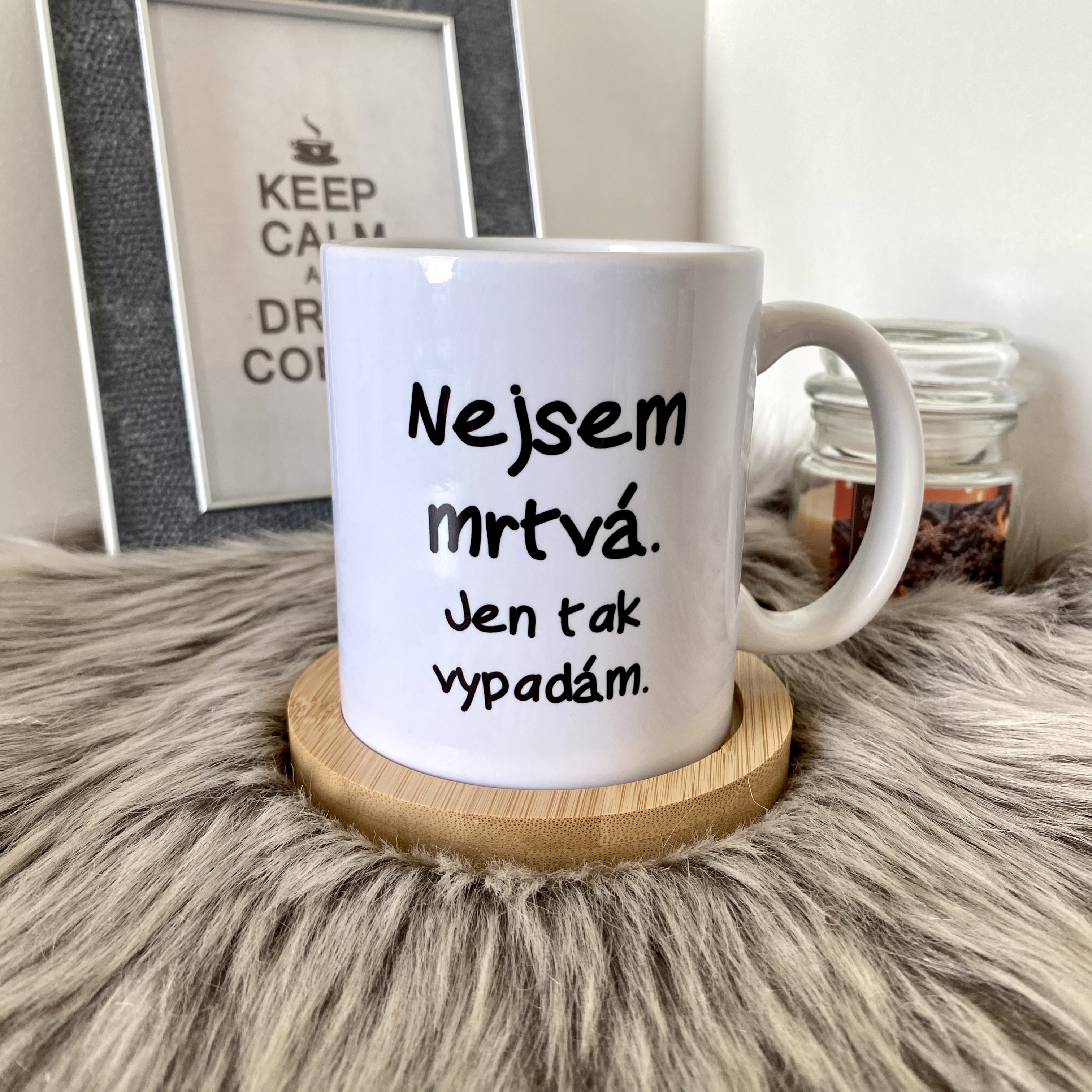 Hrnek Nejsem mrtvá.Jen tak vypadám.