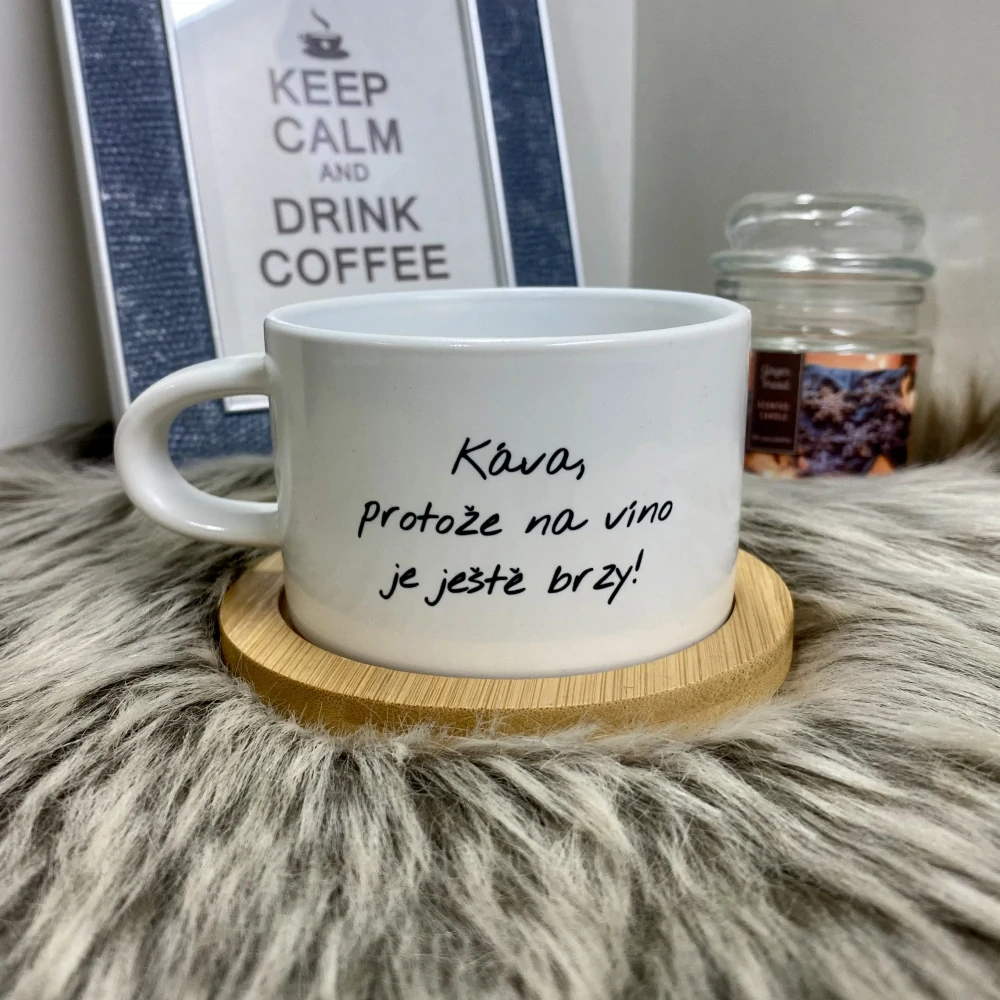 Hrnek makronka Káva, protože na víno je ještě brzy