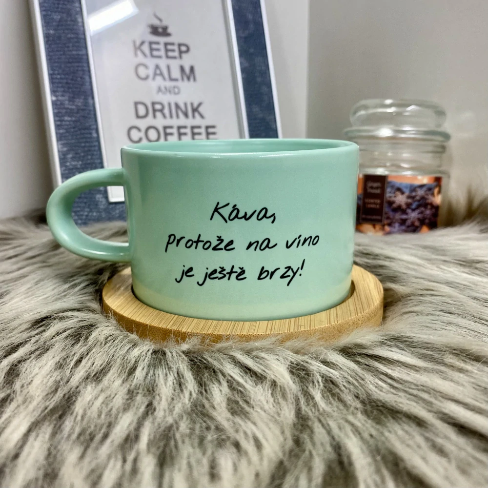 Hrnek makronka Káva, protože na víno je ještě brzy