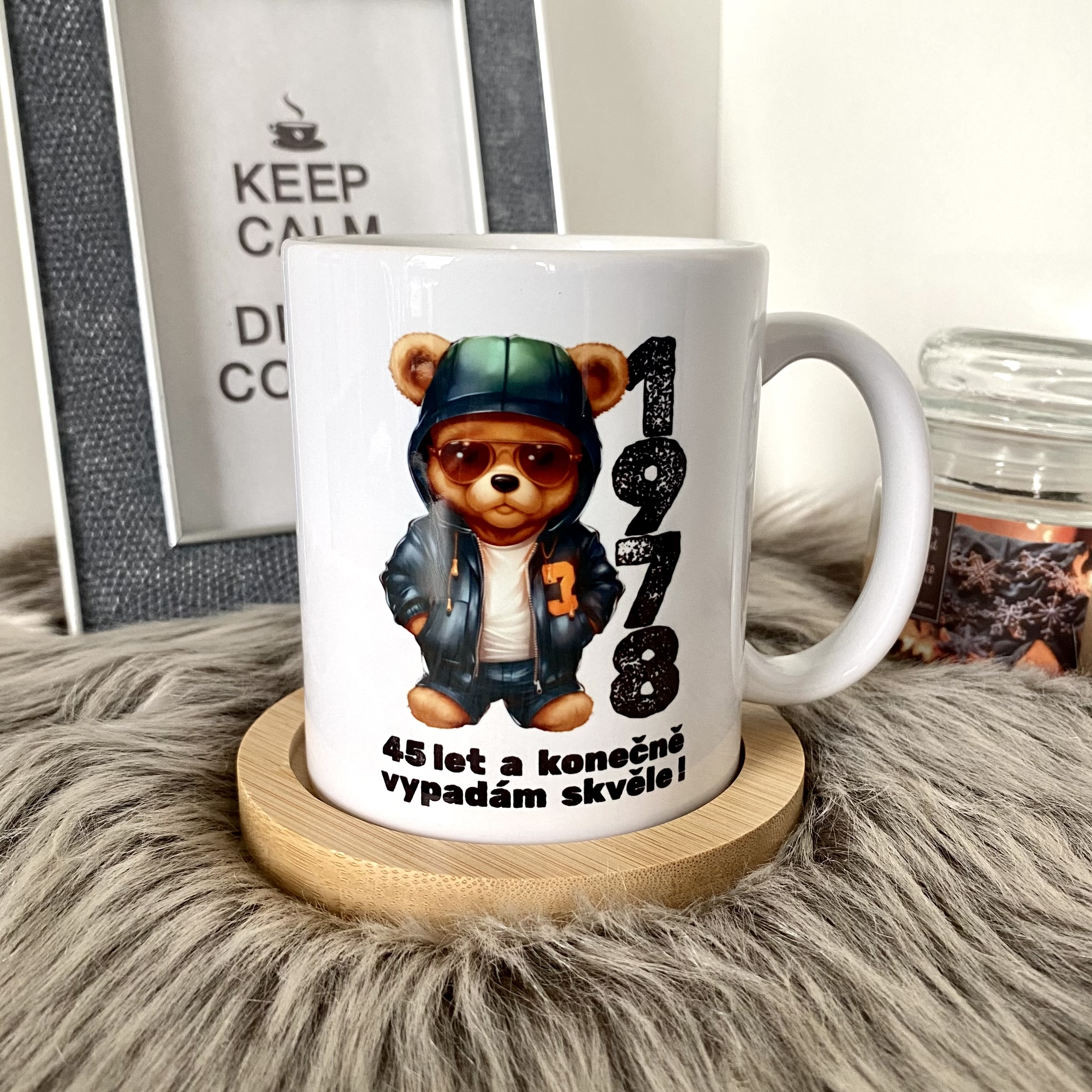 Hrnek k narozeninám Cool Méďa - Letopočet - XX let a konečně vypadám skvěle - Méďa 1