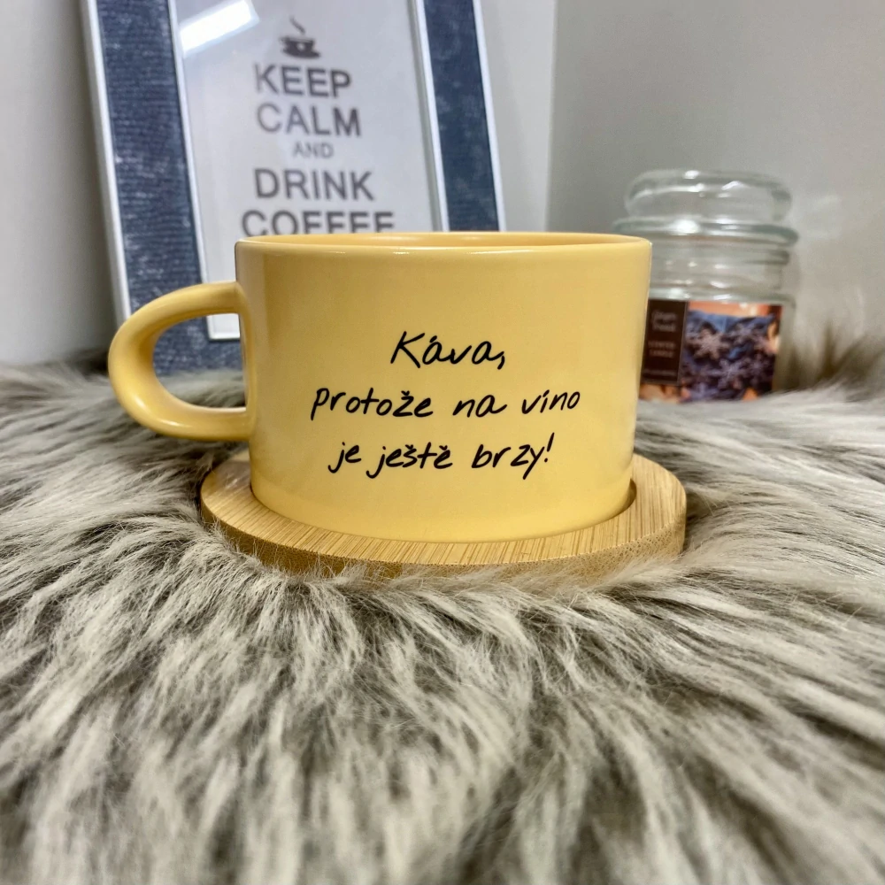 Hrnek makronka Káva, protože na víno je ještě brzy
