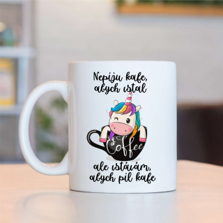 Hrnek Nepiju kafe,abych vstal, ale vstávám,abych pil kafe - jednorožec