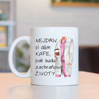 Hrnek Nejdřív si dám kafe,pak budu zachraňovat životy - doktor-doktorka s pláštěm - 42 motivů